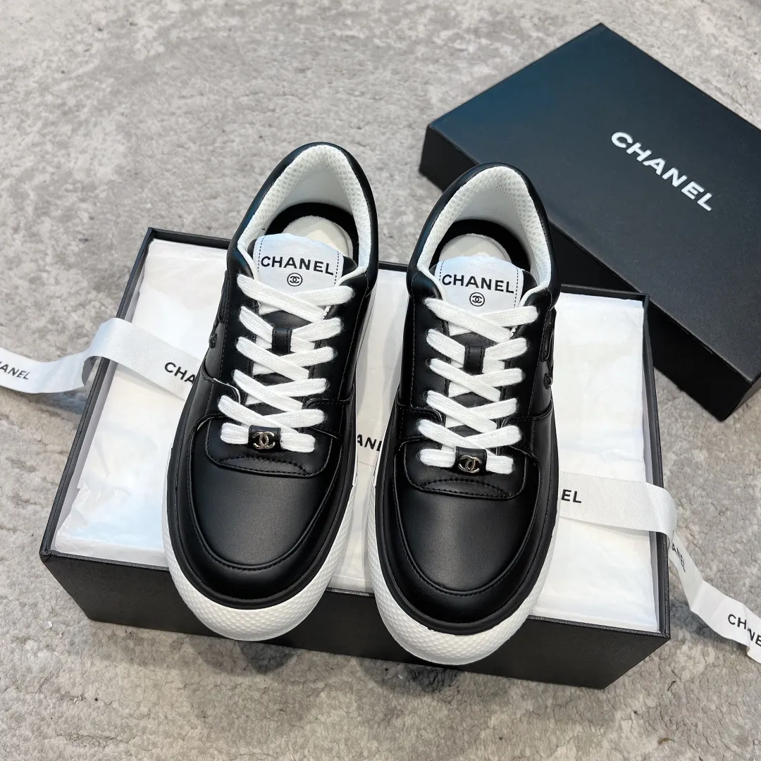 👟👟Ex-factory price 520👟👟 Chanel 23b new panda shoes C's new casual white shoes sneakers There is a reason why these shoes are so popular 🔥 They are so comfortable. They are a shoe that coexists with comfort, beauty and versatility. You can easily walk ten thousand or twenty thousand steps without any pressure. The original development last shape is delicate and stylish, and you are not afraid of wide feet. It will not make your feet fat, and it looks good and comfortable on your feet! It feels very light on the feet! Comfortable and breathable! Super whitening‼ ️It’s really a perfect match. Upper: first-layer cowhide/➕sheepskin lining. Exclusive 1:1 original customization [different from market currency‼ ️】The foot pads are made of imported mixed sheepskin, which is breathable and comfortable! ✔ T👟👟Ex-factory price U outsole exclusive original development private model! Differentiating the market rubber outsole‼ ️✔ Size: 35-39 (40 orders cannot be returned or exchanged)